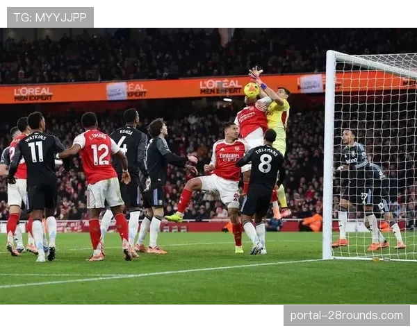 特写：一次成功的角球防守后，尼斯门将与小禁区内的队友快速击掌庆祝