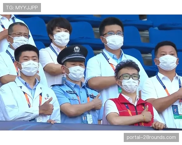 香港大球场看台现感人一幕：两队球迷共同为受伤球员鼓掌致敬